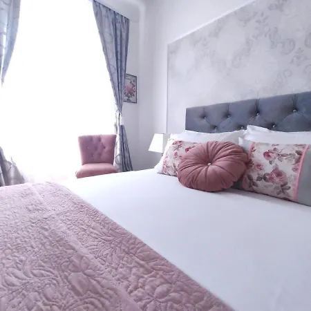 Helena Apartment Split