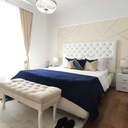 Helena Apartment Split