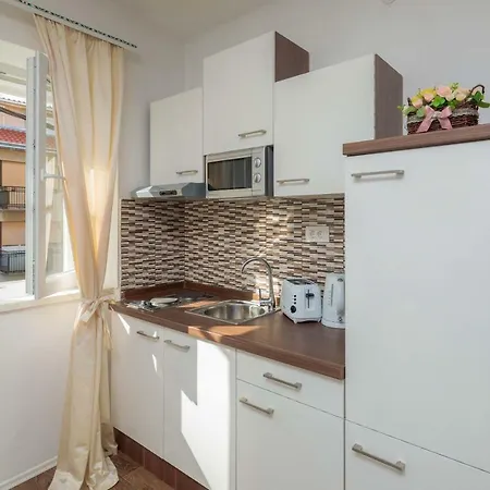 Helena Apartment *