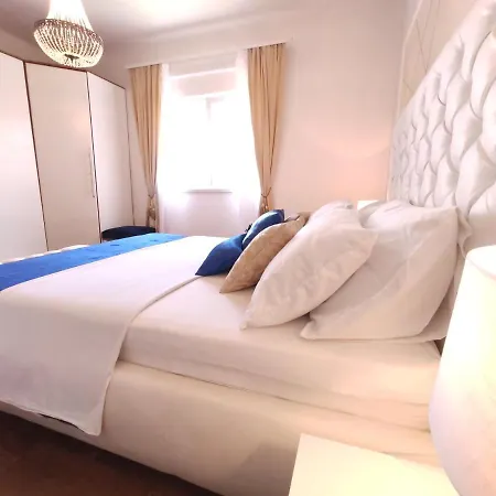 Helena Apartment *